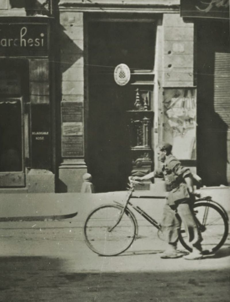 Zagreb, 8. svibnja 1945. godine, Ilica oko 15 sati. Kurir s biciklom